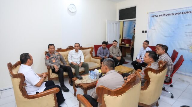 Kapolda Maluku Utara Irjen Pol Waris Angono berkunjung ke kantor BINDA Malut pada Kamis (17/4/2025). (foto Humas)